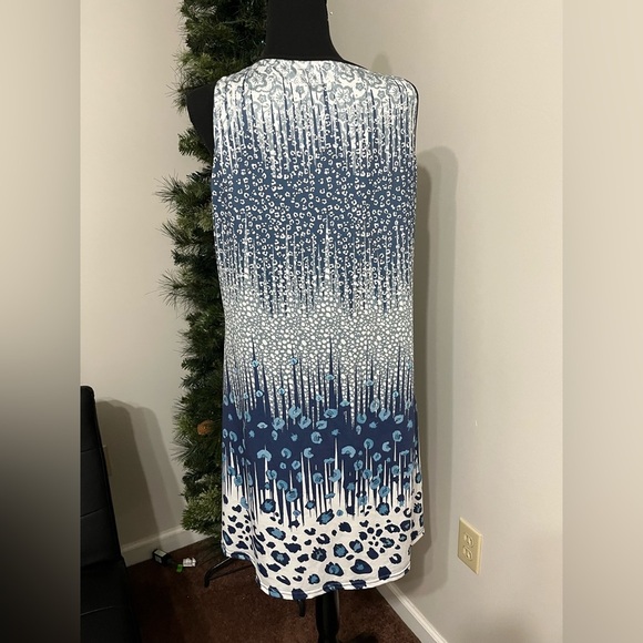 Women's Blue and White Animal Print Sleeveless Dress - Picture 2 of 8